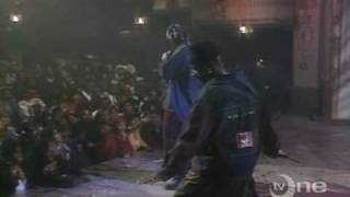Watch R Kelly Slow Dance video