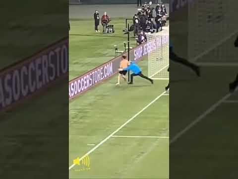 عندما يتحول الملعب الي حلبة مصارعة