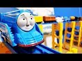プラレール きかんしゃトーマス シューティングスターゴードンがハロルドやアニー、タンク車と連結して風車の前やトンネルを通過 英語で色を覚えよう hifumitoy