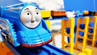 プラレール きかんしゃトーマス シューティングスターゴードンがハロルドやアニータンク車と連結して風車の前やトンネルを通過 英語で色を覚えよう Hifumitoy