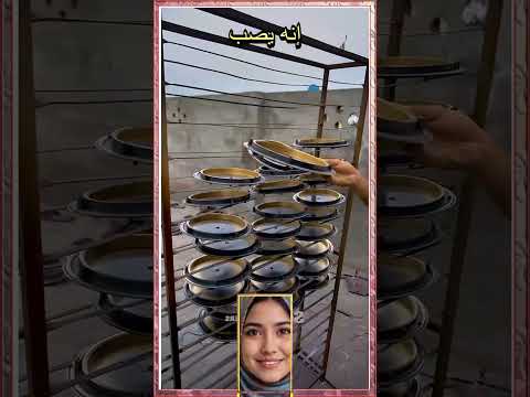 في لحظة حاسمة قرر العامل خلط الألوان ليكمل تحفته الفنية    