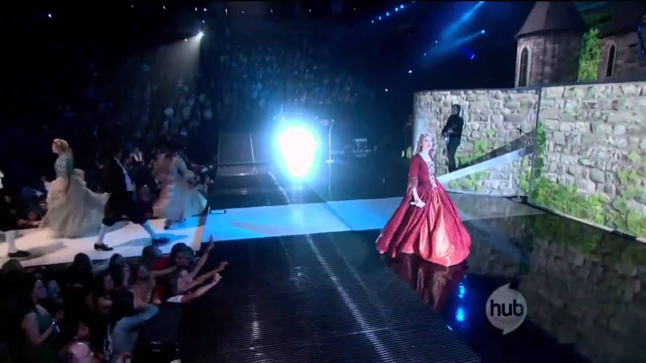 Taylor Swift - Love Story Live - YouTube