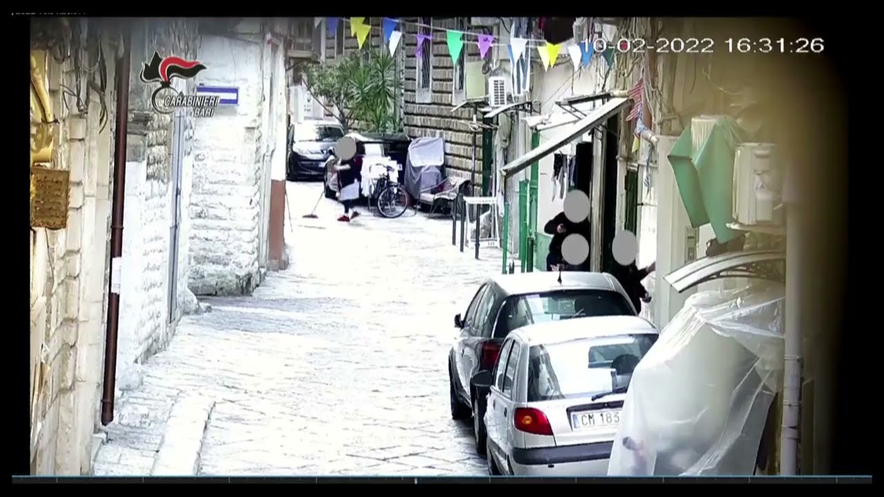 Bari vecchia, in strada San Bartolomeo “l’oasi della droga” per spacciatori e clienti: 5 arresti