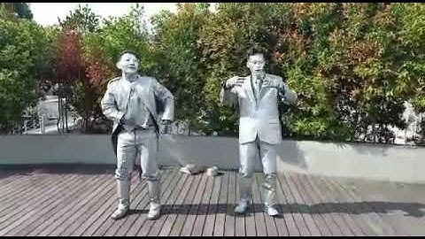 2 manusia patung joget ala miranda