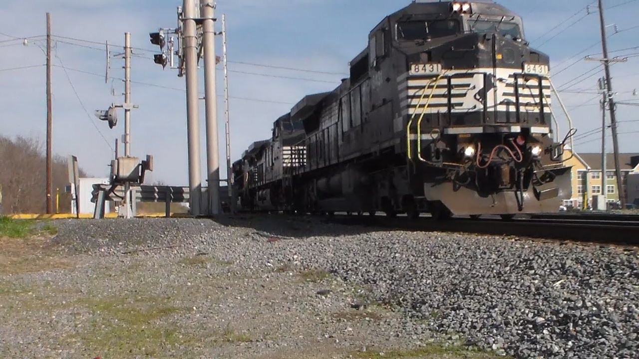 NS 8431 meets a KCS manifest in Monroe - YouTube