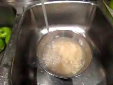 Rinsing your Rice before cooking - YouTube