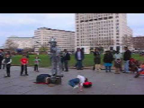 Video: Londons Telefonkiosker Skulptur Renoveret