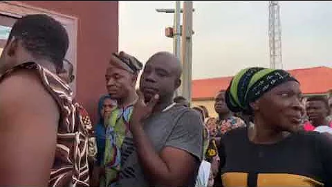 Alaafin of Oyo, Oba Lamidi Adeyemi, is dead, At age 83. croud gathered at late Alafin oyo palace.