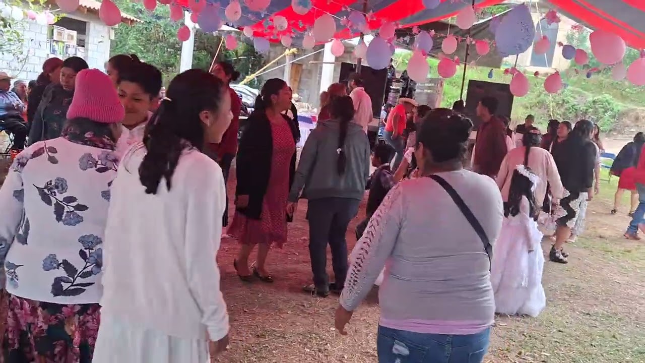 Edwin y sus teclados con la familia Avendaño 