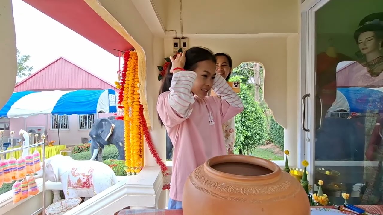 ธิดาลาวแวะกราบแม่ฮันนี่ ศรีอิสานในวันครบรอบแม่ฮันนี่จากไป #บ้านศรีวิไล #ธิดาลาวศรีวิไล #เคศรีวิไล 