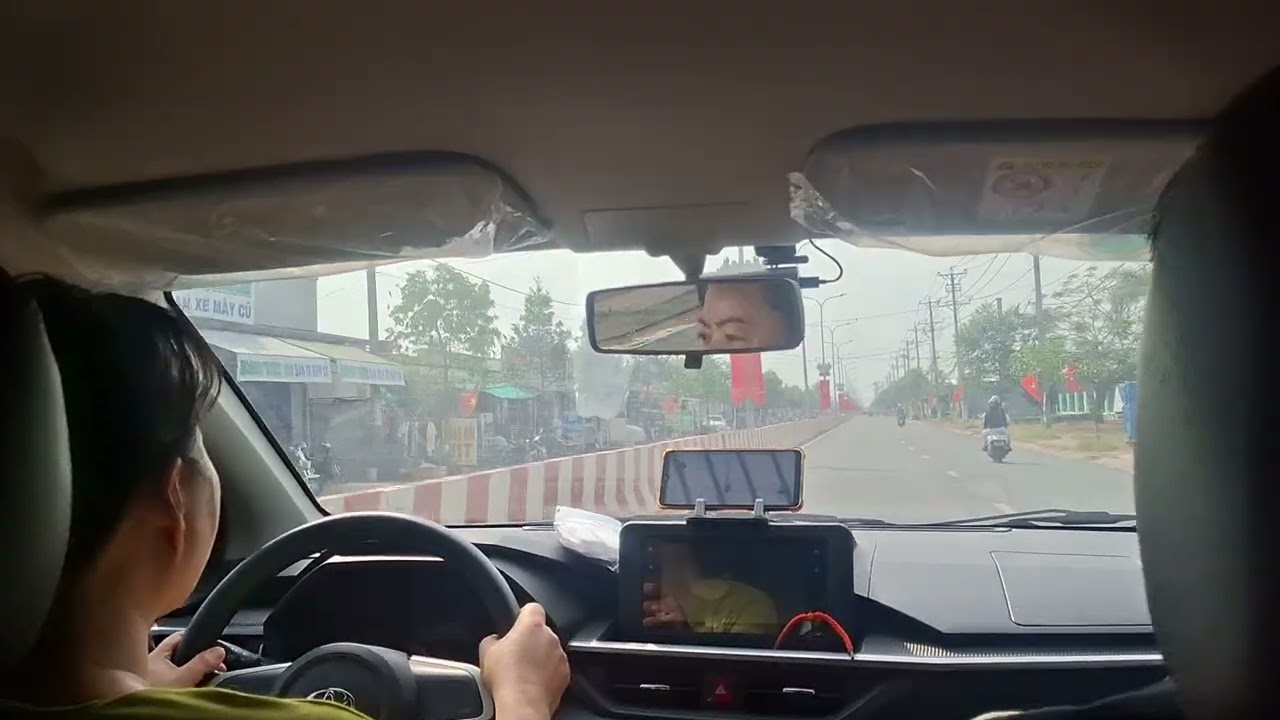 Nữ lái xe ô tô . Đinh văn nghề đi chung cư Thủ Thừa