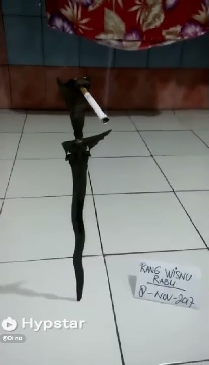 Keris ini berdiri dan merokok