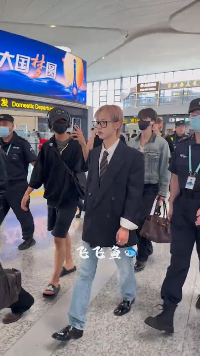 Haechan fotoin/videoin Renjun saat di bandara, lucu banget #haechan #renjun #nctdream