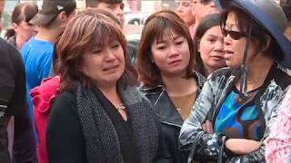 les proches de Sophie Le Tan rassemblés devant l'immeuble où habitait Jean-Marc Reiser