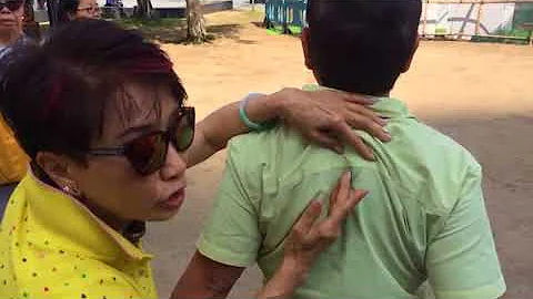 Mona老师：今次教大家开膏肓穴，这个穴位对人体的肩背酸痛有很好的治疗作用。平时很难刺激它来达到治疗成效，伸展拉筋须持之以恒💪💪💪这动作对开胸肺也有帮助的 - 天天要闻