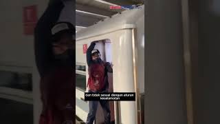 Terekam Kamera, Aksi Penumpang Nekat Turun Saat Kereta Api Masih Bergerak