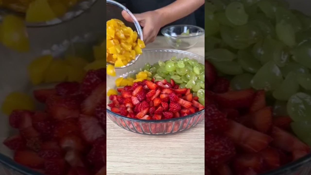 sobremesa de frutas super nutritiva com cobertura de chocolate
