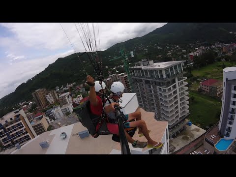 პარაპლანით ფრენა კორპუსების თავზე/Paragliding on the top of buildings