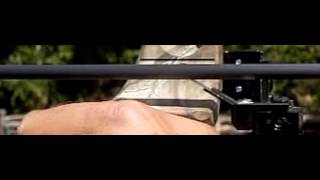 Slow motion - reazione perfetta del rest e della freccia su un arco compound