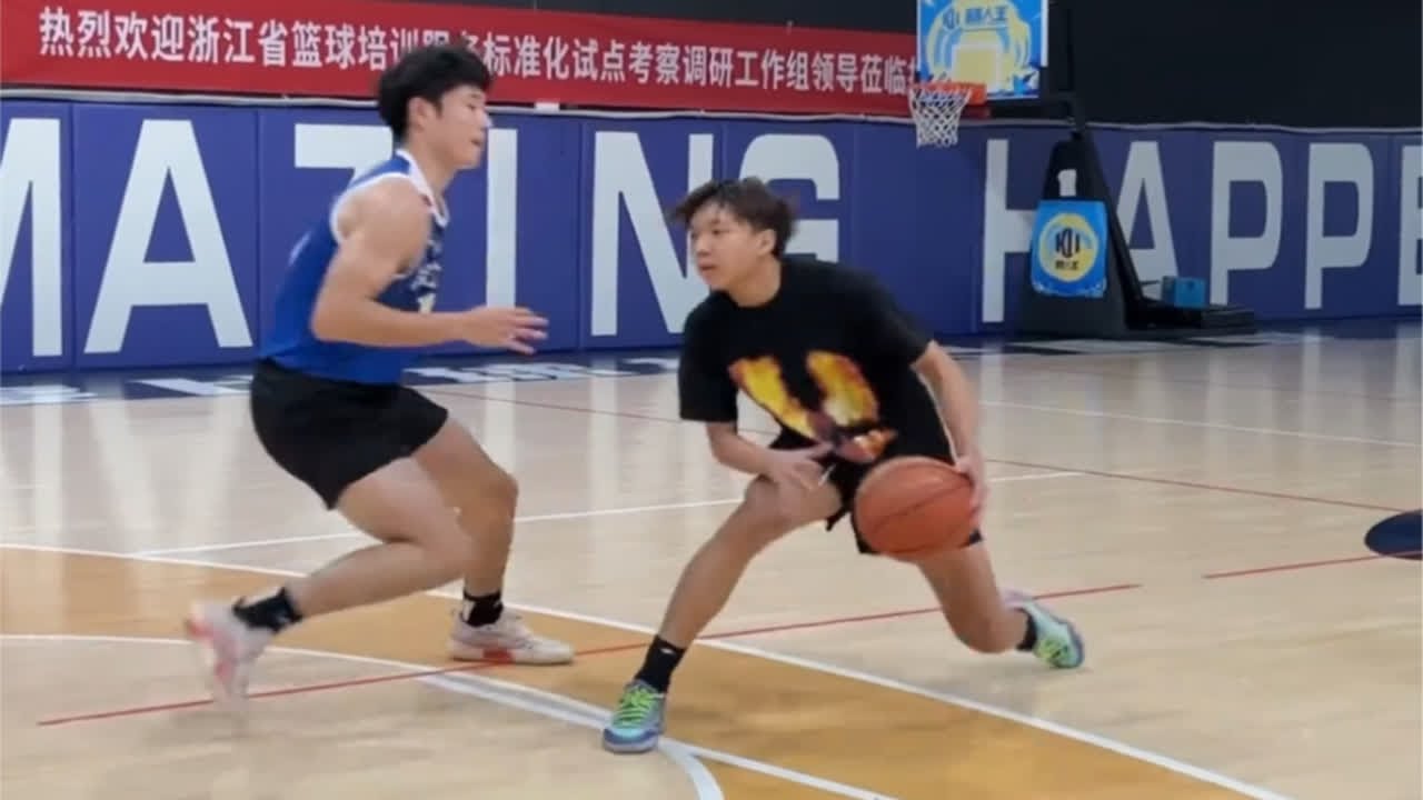 这急停反拉，这运球节奏，在徐杰15岁的时候都没看到过！