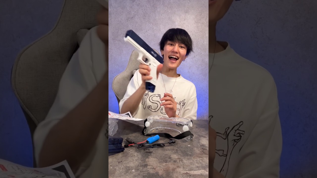 ISSEI funny video 😂😂😂 Let's play with a water gun! 🔫
