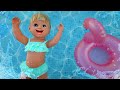 Amelia aprende a nadar en la piscina. Como mamá. Vídeos para bebés