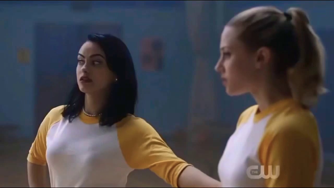 Riverdale 1x01 Betty And Veronica Kiss Scene Youtube