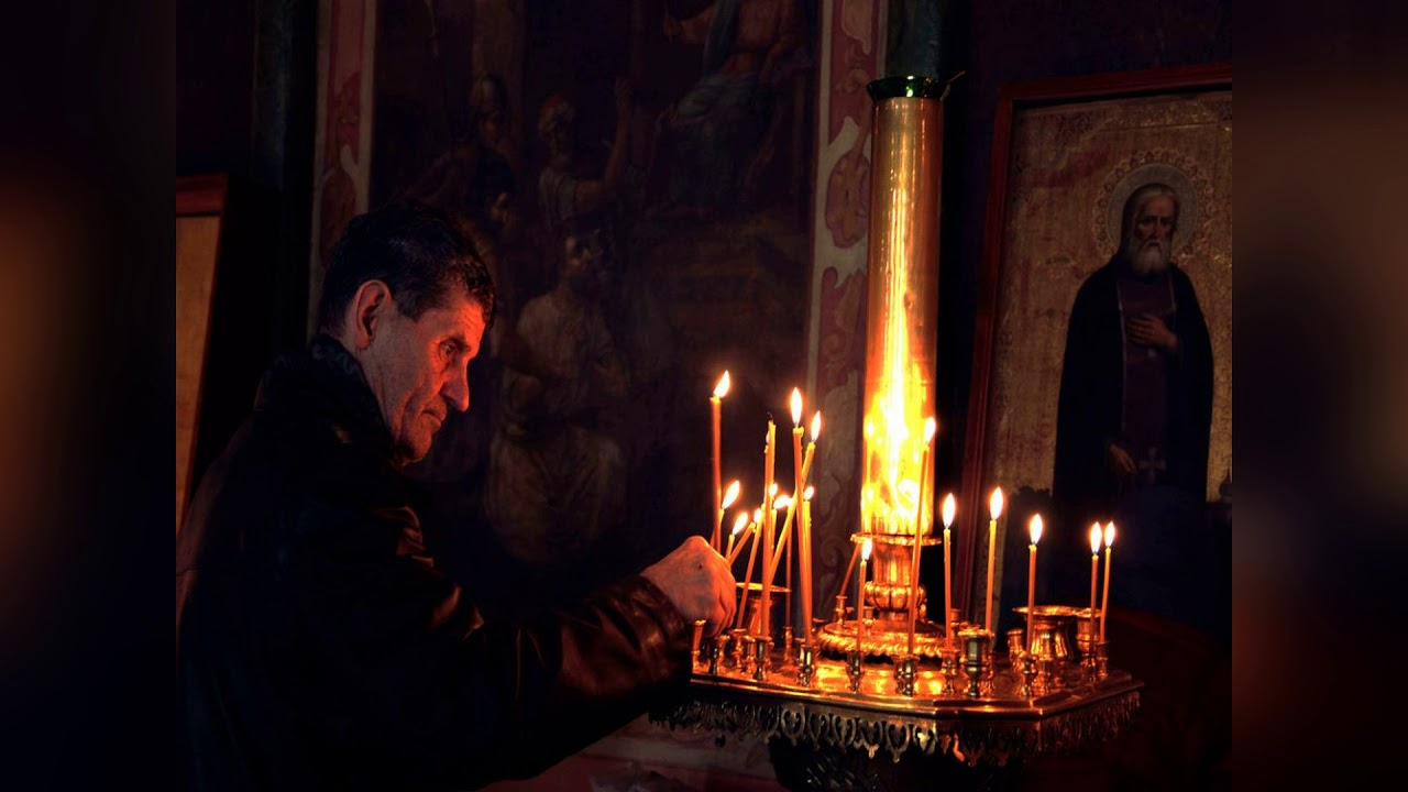 Ставить свечку в храме. Свечи в церкви. Свеча перед иконой. Горящие свечи в храме. Человек свеча храм.