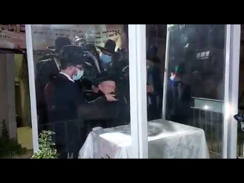 במתחם מתחת למעונו של המנהיג רבי גרשון אדלשטיין בהכנסת ס"ת לקהילת יוצאי ארחות תורה, שיחת ראש הישיבה.