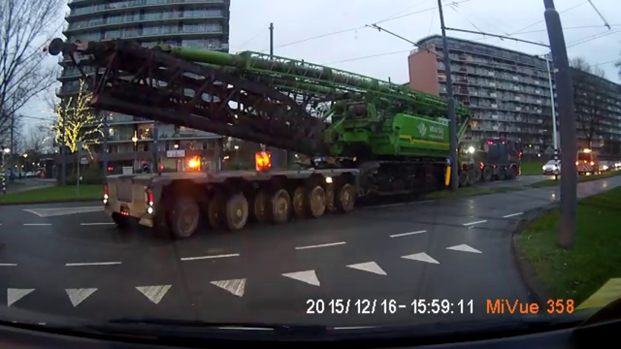 Met Exceptioneel Transport door de bocht.