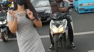 Sini Jalan Jalan Ke Manado, Chalengge Goyang Di Lampu Merah