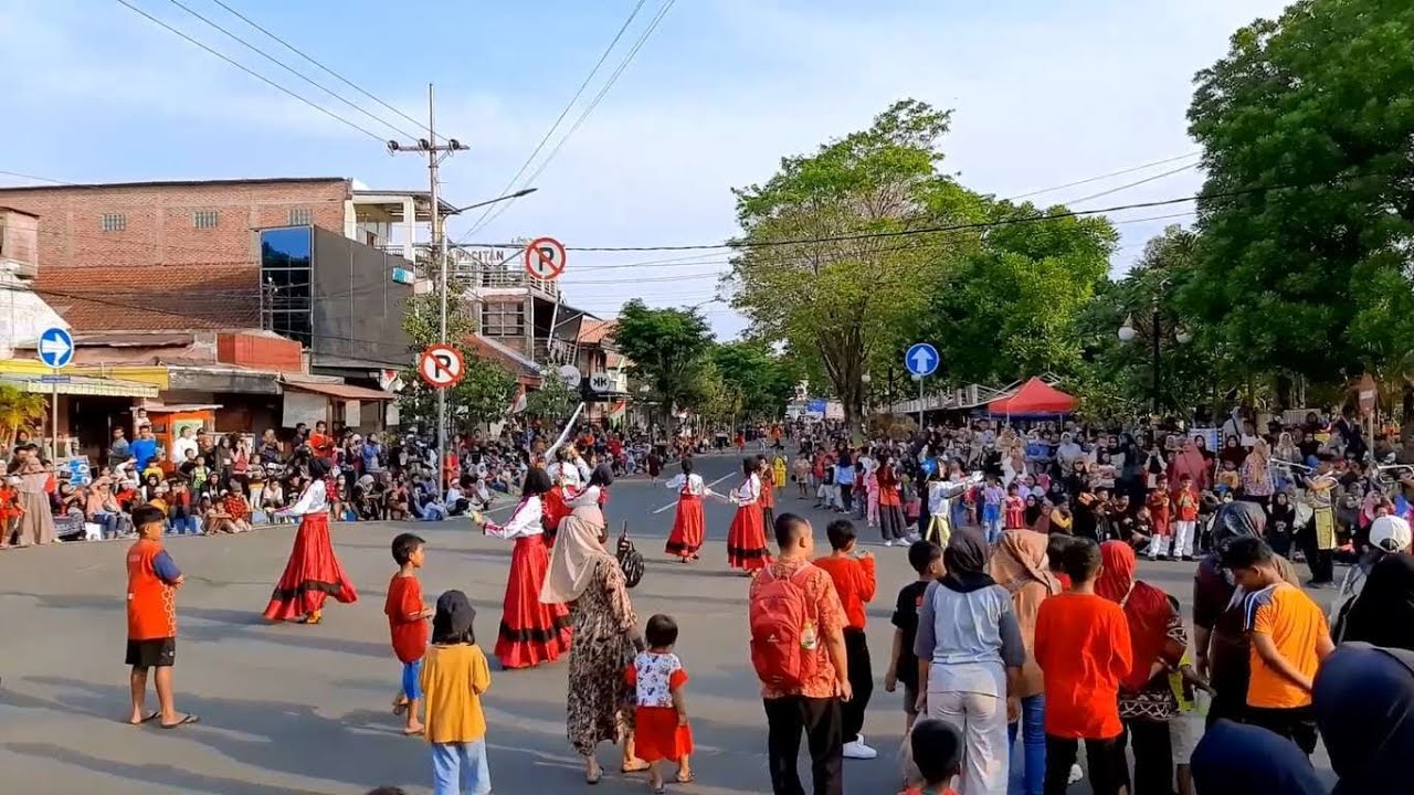 Parade Drum Band Antar Pelajar Se Pacitan ( EsMPe )