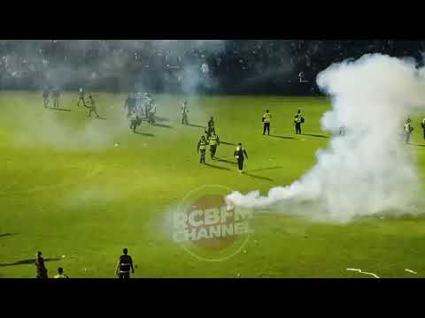 Arema fc vs Persebaya Fight || Football Fan Fights || Indonesia&#39;s Police Action