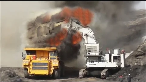 BelAZ and Komatsu - Death of Titans. Titanic Mega Machines Dumper Mining Truck Liebherr, VOLVO, CAT