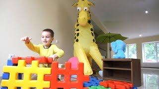 Максим играет с огромной игрушкой Жирафом