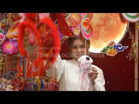 Vietnamese visit traditional market for Mid Autumn Festival