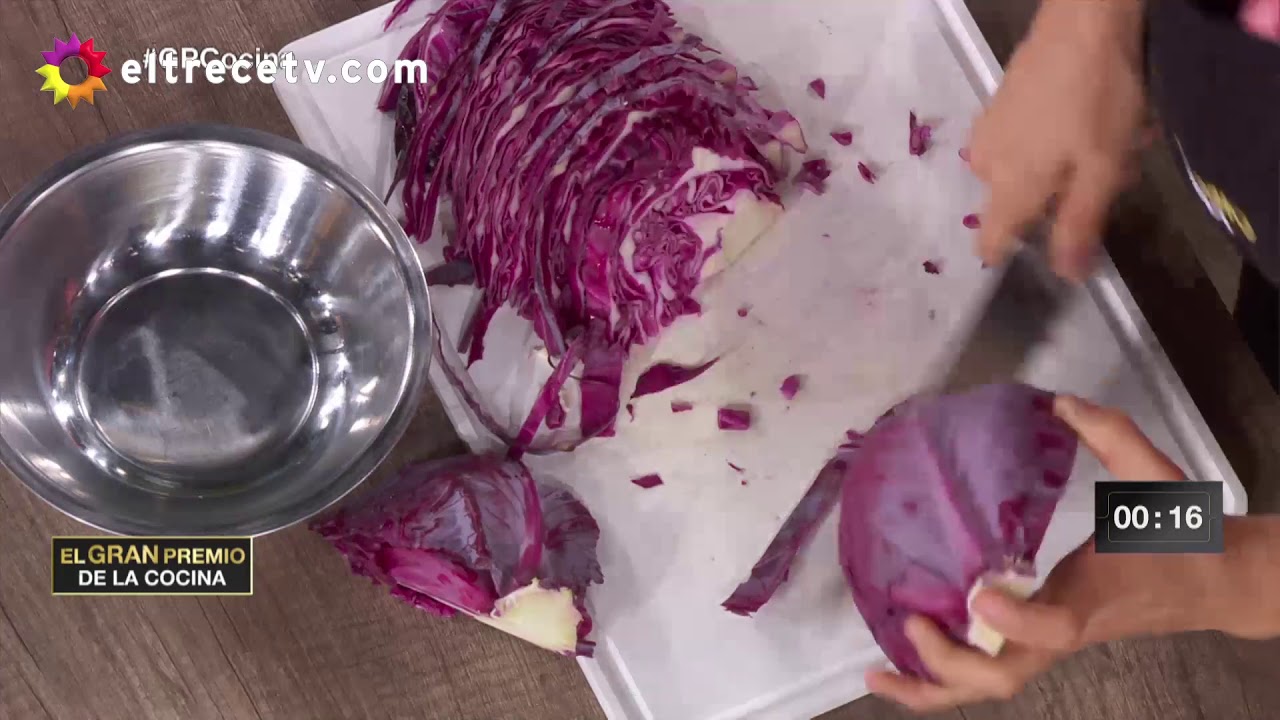 ¡Un rayo de luz! Lucía se destacó cortando un repollo entero en julianas tipos de comida con carne molida