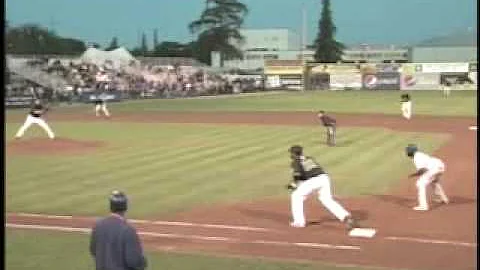 Giants outfielder Shane Jordan makes 2 spectacular...
