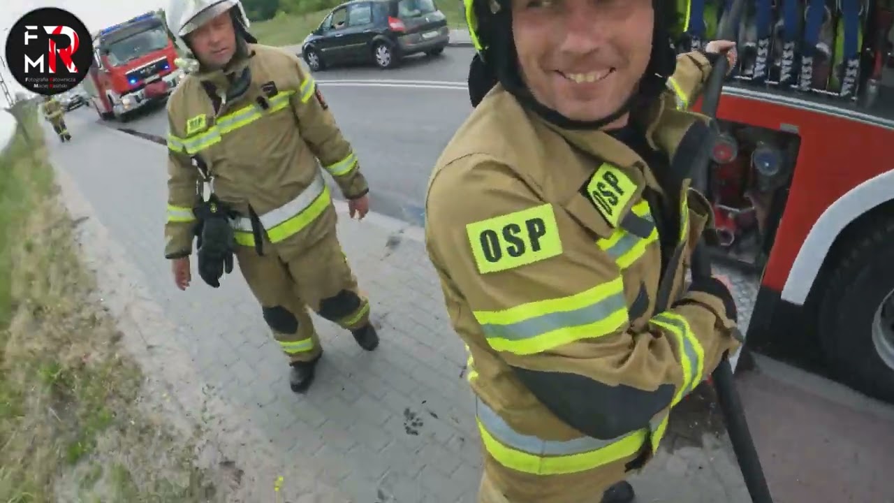 2w1 pożar, auto w rowie