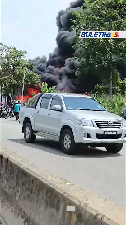 KEBAKARAN | Kilang kitar semula hangus dijilat api