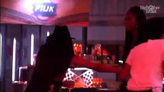 Pocah Bêbada Fica Presa No Banheiro E Gil Ajuda