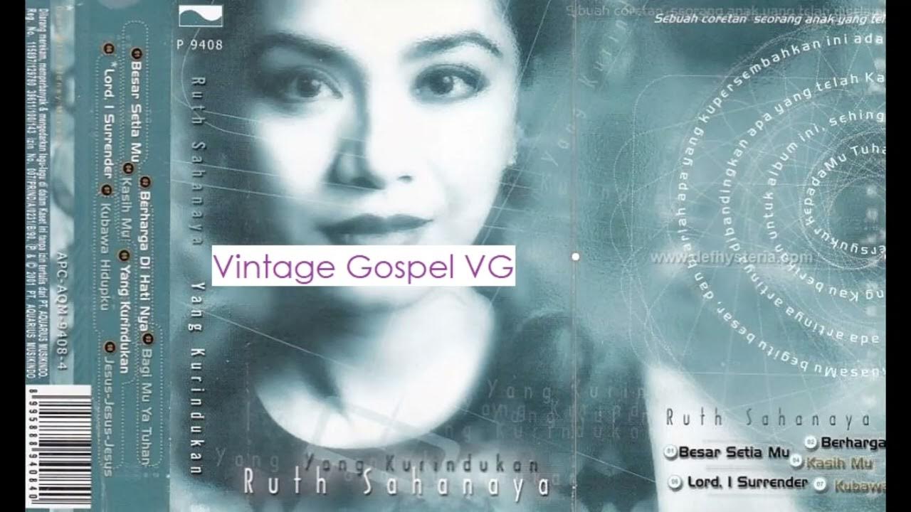 U uning mushukiga kirib, keyin ozini yalab oldi.