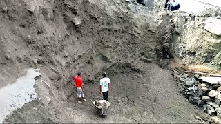 PART III THE MINERS BEGAN TO UNLOAD SAND FROM THE TOP OF THE CLIFF