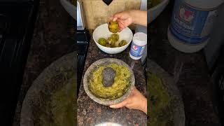 salsa de tomatillo hecha en molcajete