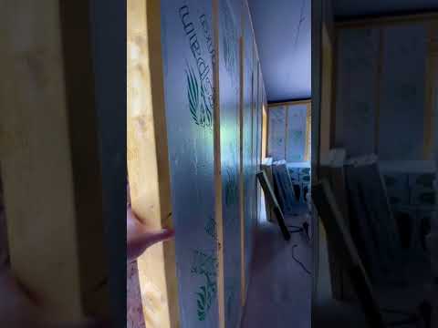 Video: Houten muur: hoe je met je eigen handen monteert, uitlijnt en isoleert