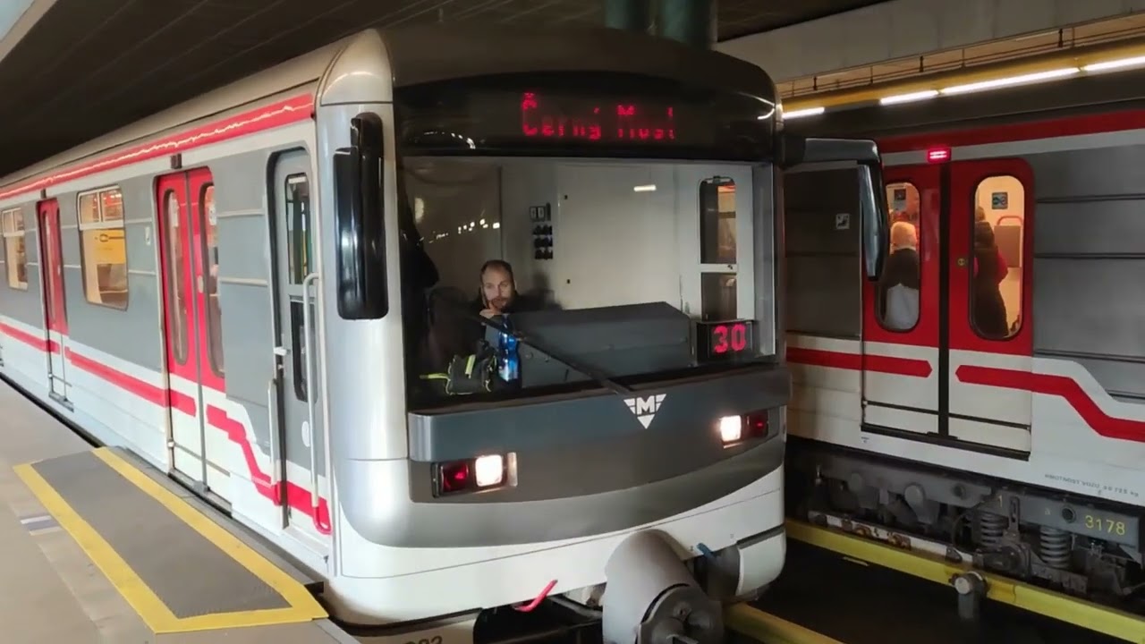 Příjezd a Odjezd do Obratiště ve stanici Černý Most (81-71M 3178 - 3179 a 3303 - 3345)