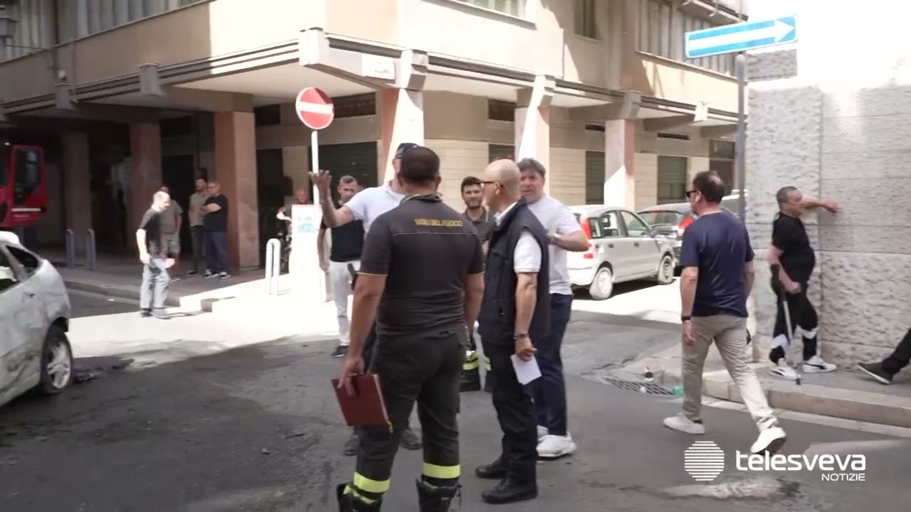 Andria, incendio ad un'auto in via XX Settembre: panico tra i passanti, interviene la Polizia Locale