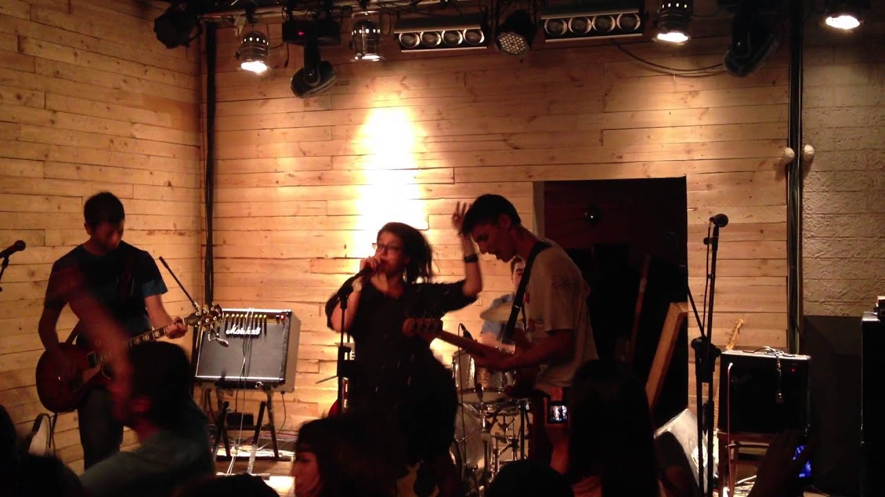 plugs- על הרצפה