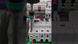 Затяжка клемм с помощью динамометрической отвёртки Wera 7441