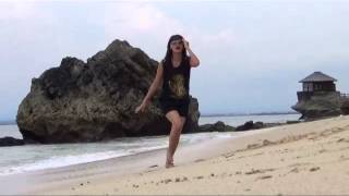 Della Puspita - Apa Aja Boleh clip Setting di Bali